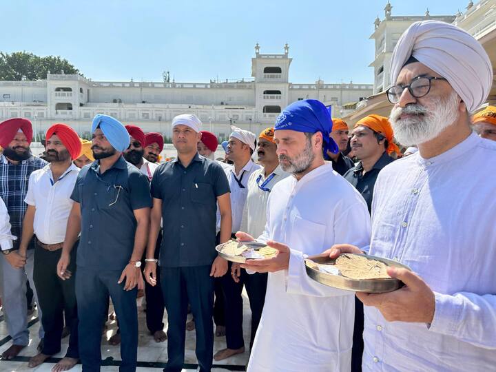 With his head covered by a blue cloth, the former Congress chief paid obeisance at the sanctum sanctorum of the Golden Temple. (Image Source: @INCIndia)