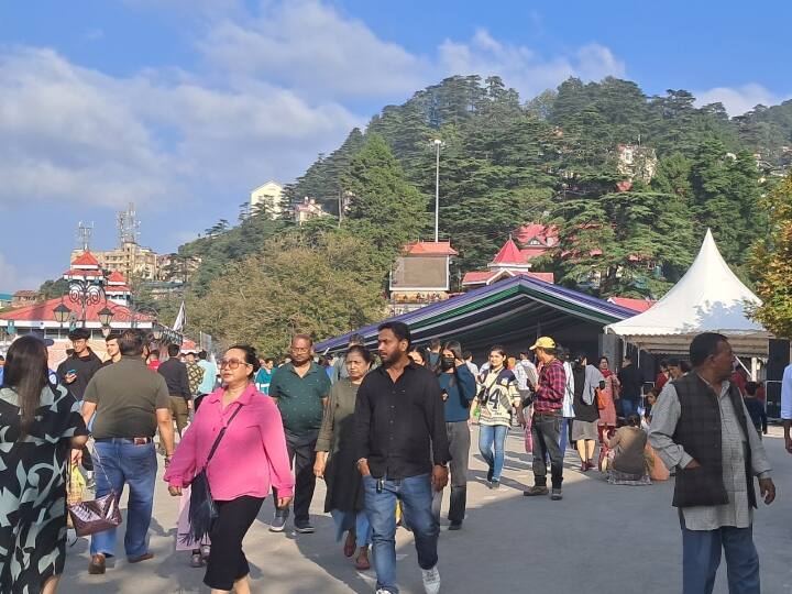 Shimla Tourist News: हिमाचल प्रदेश के ज्यादातर जिलों से मानसून की रुखसती होने के बाद मौसम साफ बना हुआ है. इसकी वजह से शिमला में पर्यटकों की आमद में बढ़ोतरी दर्ज की गई है.