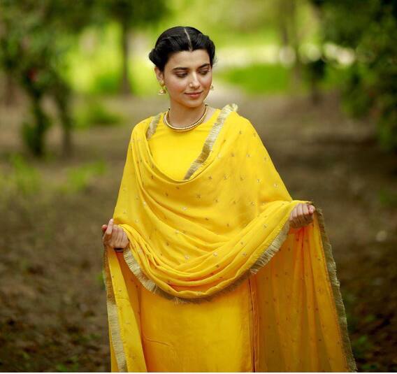 Nimrat Khaira; ਨਿਮਰਤ ਖਹਿਰਾ ਨੇ ਅੰਗ ਪ੍ਰਦਰਸ਼ਨ ਕਰਨ ਵਾਲੀਆਂ ਅਭਿਨੇਤਰੀਆਂ 'ਤੇ ਕੱਸਿਆ ਤੰਜ? ਤਸਵੀਰਾਂ ਸ਼ੇਅਰ ਕਰ ਬੋਲੀ- 'ਮੈਨੂੰ ਸਾਦਗੀ ਪਸੰਦ'