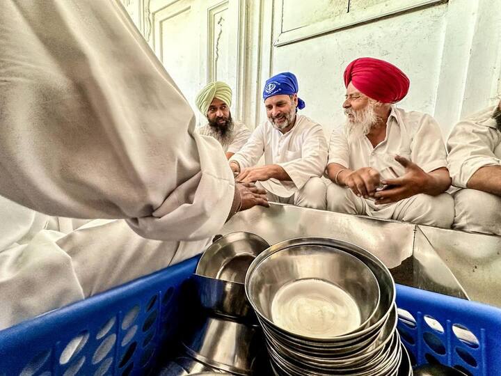 பொதுமக்களுடன் சேர்ந்து பாத்திரம் விளக்கியுள்ளார்.