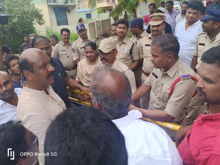 Guntur Police arrests Bandaru Satyanarayana murthy in visakhapatnam Bandaru Satyanarayana: బండారు సత్యనారాయణ అరెస్టు, విశాఖ నుంచి గుంటూరుకు తరలింపు!