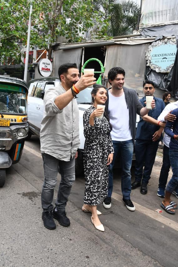 बेटे राजवीर Rajveer Deol के साथ कैफे में स्पॉट हुए Sunny Deol, तस्वीरों में दिखी बाप-बेटे की शानदार बॉन्डिंग