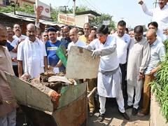 स्वच्छता पखवाड़े का शुभारंभ, ओम बिड़ला ने सड़क पर लगाई झाड़ू, पीयूष गोयल ने चलाई कचरा गाड़ी