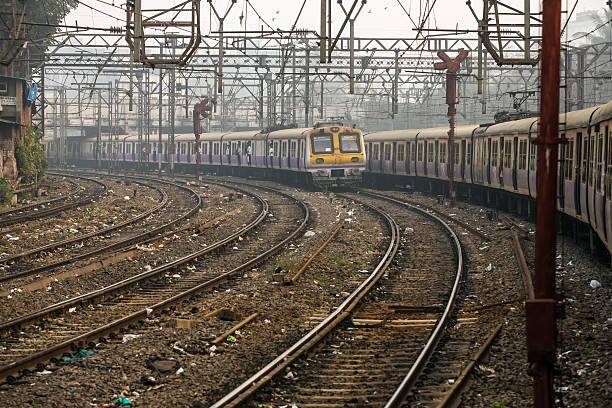 आणखी एक कारण म्हणजे कोणताही भंगार विक्रेता हे लोखंड खरेदी करत नाही कारण त्यावर भारतीय रेल्वेचा शिक्का असतो. (Image Source : istok)