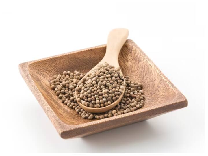 धनिया का पानी पाचन क्षमता को बढ़ाता है, वजन को कम करने में मदद करता है, त्वचा के लिए उपयोगी होता है और शरीर का विषाक्त पदार्थों को बाहर निकालने में मदद करता है. आइए जानें कि खाली पेट धनिया पानी पीने से स्वास्थ्य को क्या-क्या लाभ मिलते हैं.