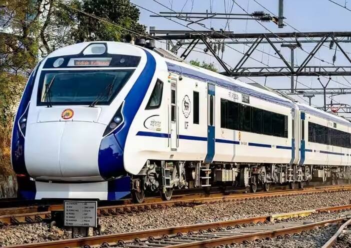 વંદે ભારતની સ્લીપર વંદે ભારત એક્સપ્રેસ ટ્રેન ફેબ્રુઆરીના અંત સુધીમાં અથવા માર્ચ 2024 સુધીમાં પાટા પર દોડતી જોઈ શકાય છે. તેની ગતિ સામાન્ય વંદે ભારત કરતા પણ વધુ હોઈ શકે છે.