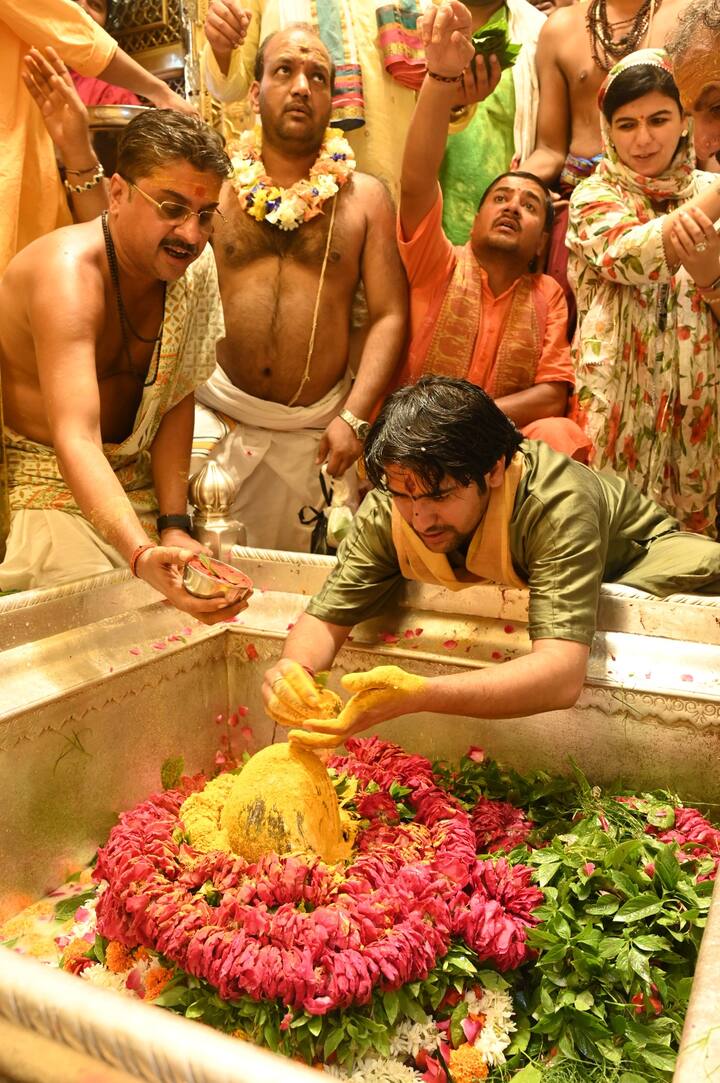 उन्होंने भगवान के सामने मत्था टेककर विश्व कल्याण की कामना की. धीरेंद्र शास्त्री के दौरे को देखते हुए सुरक्षा व्यवस्था तगड़ी थी. बड़ी संख्या में धीरेंद्र शास्त्री के समर्थक भी पहुंचे हुए थे.