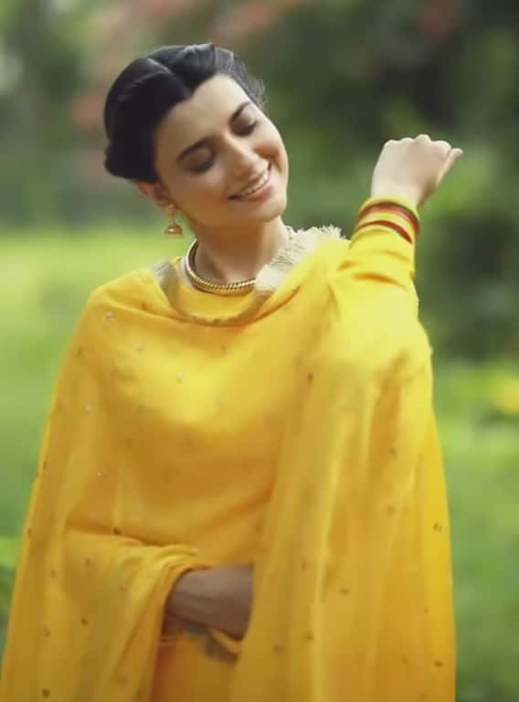 Nimrat Khaira; ਨਿਮਰਤ ਖਹਿਰਾ ਨੇ ਅੰਗ ਪ੍ਰਦਰਸ਼ਨ ਕਰਨ ਵਾਲੀਆਂ ਅਭਿਨੇਤਰੀਆਂ 'ਤੇ ਕੱਸਿਆ ਤੰਜ? ਤਸਵੀਰਾਂ ਸ਼ੇਅਰ ਕਰ ਬੋਲੀ- 'ਮੈਨੂੰ ਸਾਦਗੀ ਪਸੰਦ'