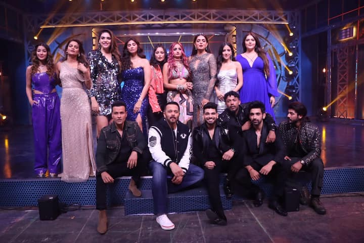 खतरों के खिलाड़ी 13 का फिनाले मुंबई में ही शूट किया गया है. जिसकी कुछ तस्वीरें अब सोशल मीडिया पर सामने आई हैं. तस्वीरों में शो के होस्ट और फिल्ममेकर रोहित शेट्टी सभी कंटेस्टेंट के साथ पोज दे रहे हैं.