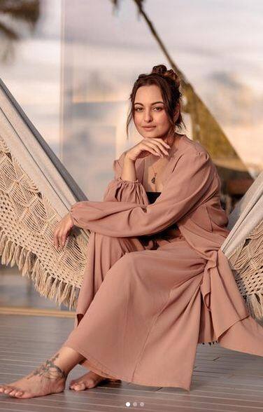 ਹਰ ਤਸਵੀਰ 'ਚ ਅਭਿਨੇਤਰੀ ਵੱਖ-ਵੱਖ ਪੋਜ਼ ਦਿੰਦੇ ਹੋਏ ਆਪਣਾ ਗਲੈਮਰਸ ਅੰਦਾਜ਼ ਦਿਖਾਉਂਦੀ ਨਜ਼ਰ ਆ ਰਹੀ ਹੈ। ਰੁੱਖਾਂ ਅਤੇ ਪੌਦਿਆਂ ਦੇ ਵਿਚਕਾਰ ਲਈਆਂ ਗਈਆਂ ਇਨ੍ਹਾਂ ਤਸਵੀਰਾਂ 'ਚ ਅਦਾਕਾਰਾ ਫੁੱਲਾਂ ਵਾਂਗ ਖੂਬਸੂਰਤ ਲੱਗ ਰਹੀ ਹੈ।