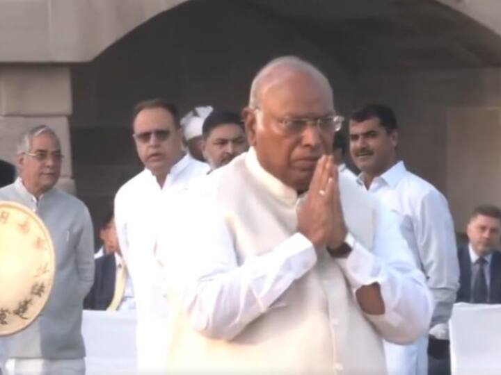 Congress President Mallikarjun Kharge pays floral tributes to Mahatma Gandhi at Rajghat. (Photo:X/ANI)