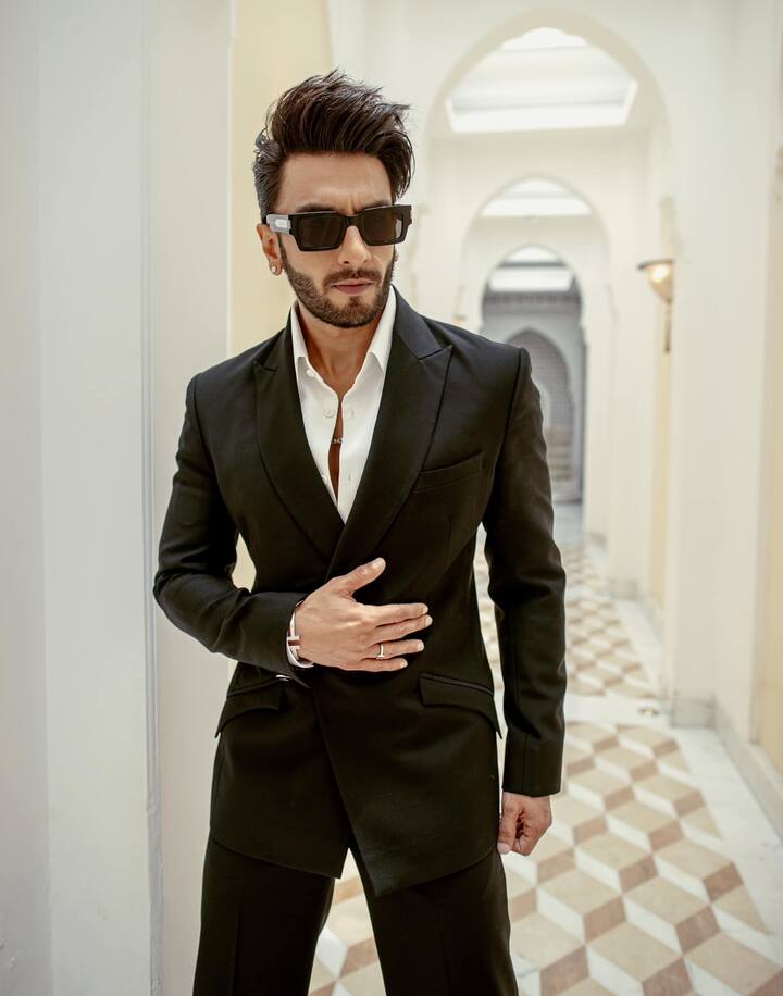 दरअसल हम बात कर रहे हैं बॉलीवुड के चार्मिंग बॉय रणवीर सिंह की. रणवीर बचपन से ही फिल्मों के दीवाने हैं और अक्षय कुमार के काफी बड़े फैन भी हैं. बचपन में रणवीर फिल्मों की शूटिंग के सेट पर पहुंच जाते थे और दिनभर शूटिंग देखते रहते थे.