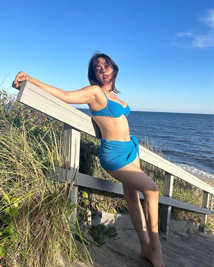 Neha can be seen flaunting her toned abs and curves in the bikini.