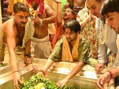 In Pics: काशी विश्वनाथ मंदिर में बागेश्वर बाबा ने लगाई हाजिरी, देखें पंडित धीरेंद्र शास्त्री का अनोखा अंदाज