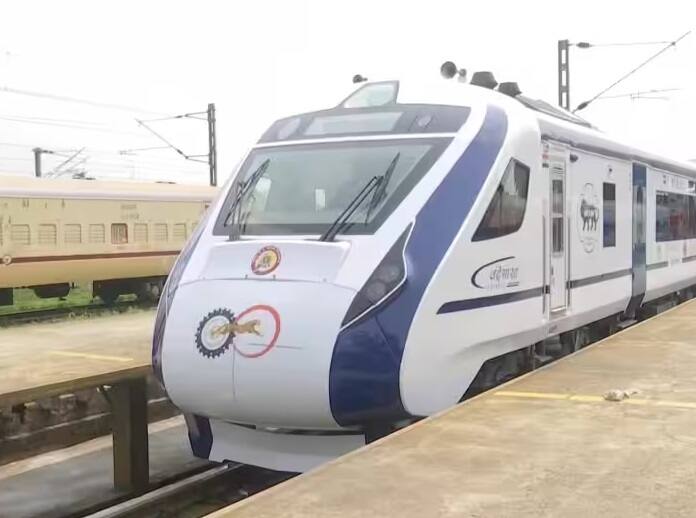 અધિકારીઓના જણાવ્યા અનુસાર, વંદે ભારત એક્સપ્રેસના સ્લીપર વર્ઝનમાં 857 બર્થ હશે, જેમાંથી 823 બર્થ મુસાફરો માટે અને 34 સ્ટાફ માટે આરક્ષિત હશે. તમામ ટ્રેનોમાં પેન્ટ્રીની સુવિધા પણ ઉપલબ્ધ રહેશે.
