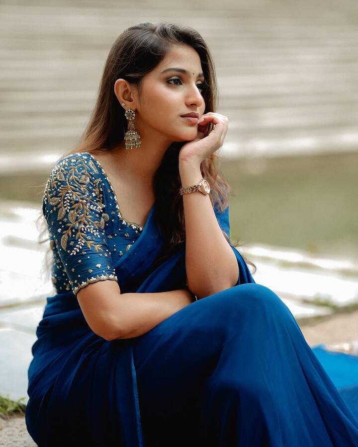 ‘ఉయ్యాల జంపాల’ సినిమాలో నటనకు గాను బెస్ట్ చైల్డ్ ఆర్టిస్టుగా నంది అవార్డు తీసుకుంది. Photo Credit: Pranavi Manukonda/Instagram