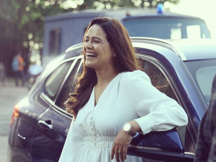 Hauterrfly से बात करे हुए मोना सिंह ने अपने बचपन के दिनों को याद किया और बताया कि वह इंटरव्यू देने के लिए घंटों सफर करती थीं. इस सवाल पर कि क्या उन्हें कभी 'महिला' होने का दबाव महसूस हुआ या अपने लिंग की वजह से भेदभाव का सामना करना पड़ा. मोना ने कहा, 'मुझे घर पर कभी भी भेदभाव या दबाव का सामना नहीं करना पड़ा क्योंकि मेरे पिता ने मुझे और मेरी बहन को हमेशा प्यार और आजादी दी है.'