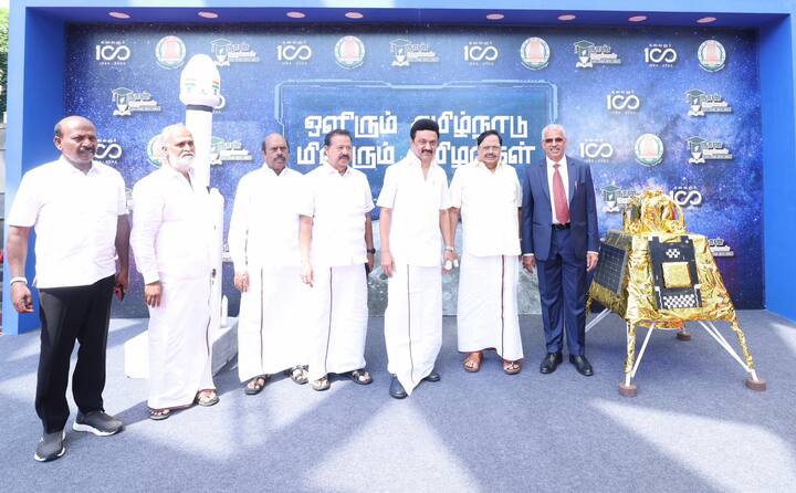 முதலமைச்சர் ஸ்டாலினுடன் அமைச்சர்கள் மா.சுப்பிரமணியன், சேகர் பாபு, எ.வ வேலு, பொன்முடி, துரைமுருகன்.