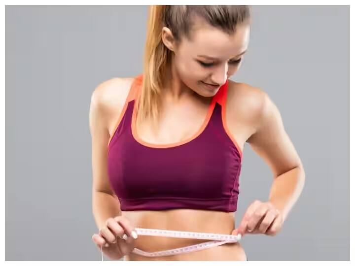 ધાણા વજન ઘટાડવામાં મદદરૂપ થઈ શકે છે. ધાણામાં ખૂબ ઓછી કેલરી હોય છે પરંતુ તેમાં ફાઈબર અને પાણીનું પ્રમાણ વધુ હોય છે. તેથી, ધાણાનું પાણી પીવાથી તમને પેટ ભરેલું લાગે છે અને તમને વધુ પડતું ખાવાથી બચાવે છે. ધાણાના પાણીમાં રહેલા એન્ટી-ઓક્સીડેન્ટ્સ પણ વજન નિયંત્રણમાં મદદ કરે છે. તેથી, સવારે ખાલી પેટે ધાણાનું પાણી પીવાથી વજન ઘટાડવામાં મદદ મળે છે.