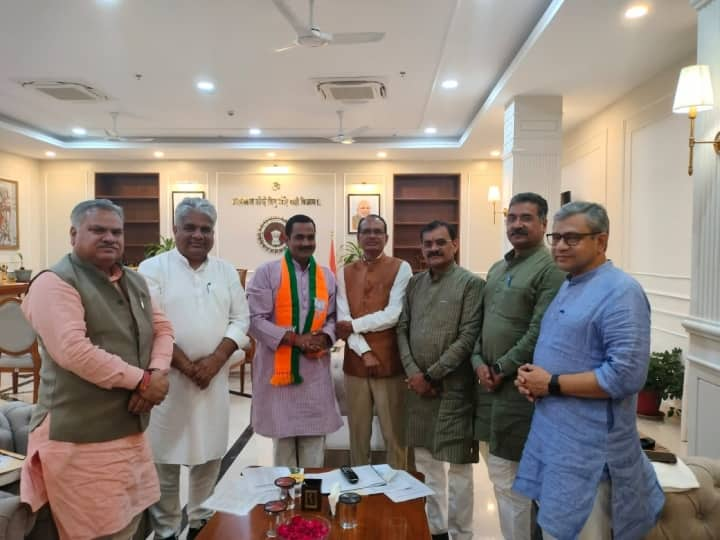 MP Assembly Election 2023 Congress leader from Damoh Raghavendra Singh Lodhi joins BJP MP Election 2023: चुनाव से पहले कांग्रेस को एक और झटका, अब इस नेता ने थामा बीजेपी का दामन