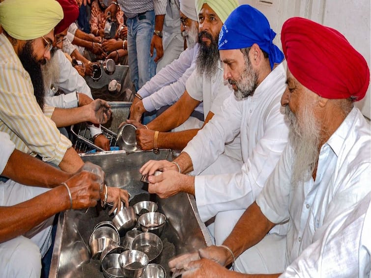 Rahul Gandhi Offers Sewa At Punjab Golden Temple For Second Day In Amritsar Watch video பஞ்சாப் பொற்கோயிலுக்கு பசியோடு வந்த பக்தர்கள்.. தட்டுக்களை கழுவி உணவை பரிமாறிய ராகுல் காந்தி