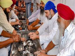 பஞ்சாப் பொற்கோயிலுக்கு பசியோடு வந்த பக்தர்கள்.. தட்டுக்களை கழுவி உணவை பரிமாறிய ராகுல் காந்தி