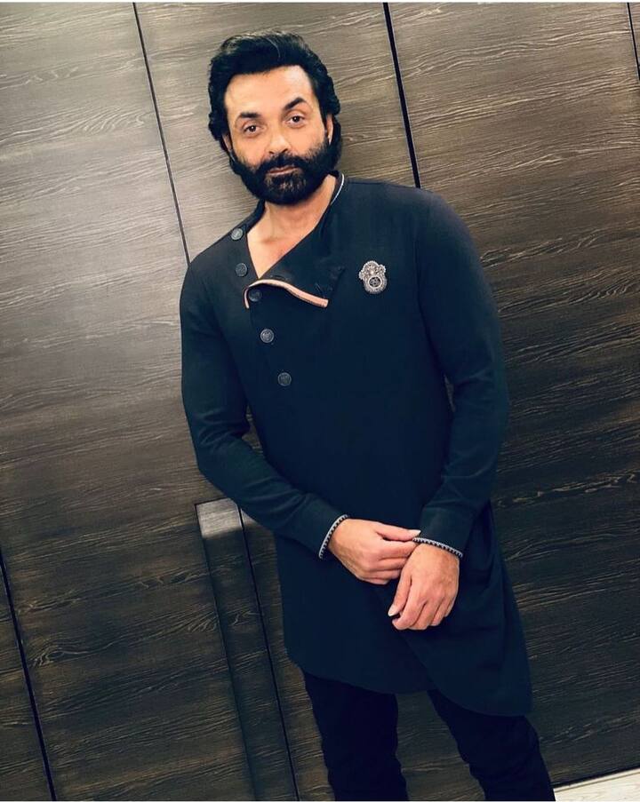 इस फिल्म से बॉबी देओल का शानदार कमबैक हुआ है. फिल्म में फैंस को उनकी एक्टिंग काफी पसंद भी आई और एक्टर का करियर फिर से उड़ान भरने लगा.