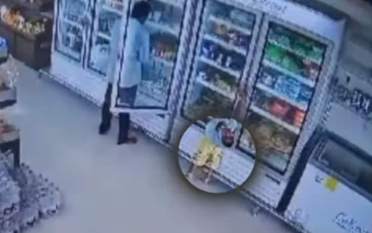 Viral video telangana nizambad 4 year old child died trying to open fridge धक्कादायक VIDEO: सुपरमार्केटमध्ये चॉकलेटसाठी फ्रीजचा दरवाजा उघडला; चिमुकलीचा शॉक लागून दुर्दैवी अंत