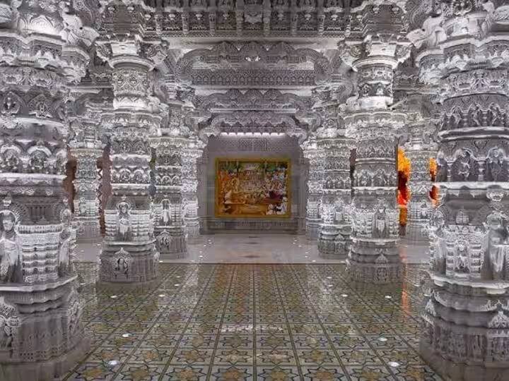 मंदिरात दिव्यांची सुंदर आरासही करण्यात आली आहे. सूर्याची किरणे मंदिरावर पडल्यावर या भव्य मंदिरांचं सौंदर्य आणखी खुलून दिसतं.