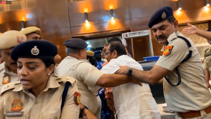 বাংলার প্রাপ্য আটকে রেখেছে কেন্দ্র, এই অভিযোগে তৃণমূলের দিল্লি অভিযান ঘিরে গত কাল, সোমবার রাজঘাটেও একপ্রস্ত অশান্তি বেঁধেছে। কিন্তু তাতে যে তৃণমূল দমবে না, সে কথা মঙ্গলবার যন্তরমন্তরের ধর্না মঞ্চ থেকেই স্পষ্ট বুঝিয়ে দিয়েছিলেন অভিষেক বন্দ্যোপাধ্যায়।