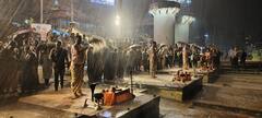 Varanasi Ganga Aarti: वाराणसी में बारिश के बीच हुई विश्व प्रसिद्ध गंगा आरती, भक्ति में झूमते दिखे श्रद्धालू, देखें तस्वीरें
