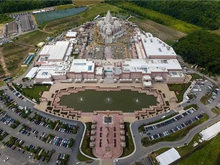 न्यू जर्सीमधील 12,500 स्वयंसेवकांनी 12 वर्षांत श्री स्वामीनारायण अक्षरधाम मंदिर बांधलं आहे. या मंदिराचं बांधकाम 2011 ते 2023 या काळात झालं आहे.