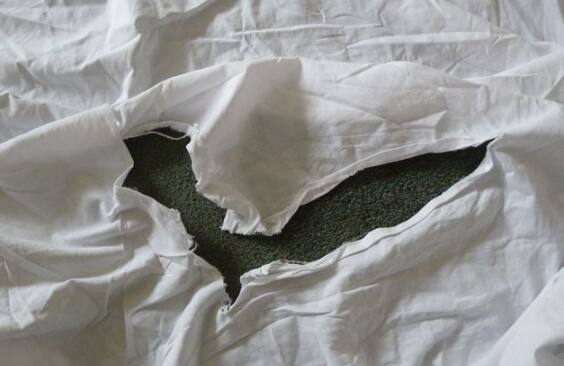 फाटक्या चादरी आणि कपडे: या गोष्टींमुळेही घरात नकारात्मक ऊर्जा निर्माण होते. त्यामुळे असे कपडे दान केले पाहिजे.