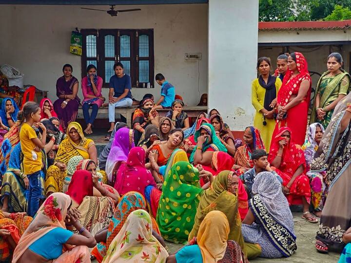 Deoria murder Case FIR filed against 77 people including 27 named CM yogi meets injured boy Deoria Murder Case: देवरिया हत्याकांड में 27 नामजद समेत 77 के खिलाफ FIR, सीएम योगी ने घायल बच्चे का जाना हाल