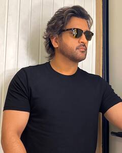 Dhoni New Hairstyle : விண்டேஜ் லுக்கில் தோனி.. ஹார்டின் விடும் கிரிக்கெட் ரசிகர்கள்!
