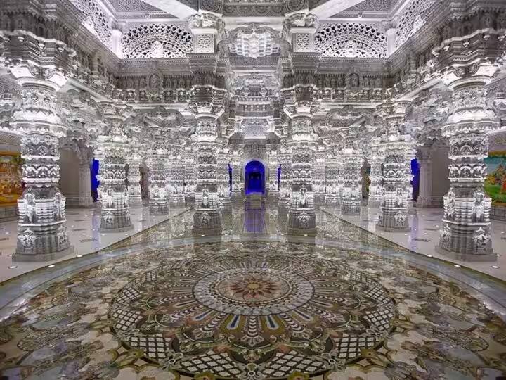 या भव्य मंदिराचं बांधकाम पाहण्यासारखं आहे. मंदिराच्या खांबांवर सुंदर नक्षीकाम करण्यात आलं आहे.