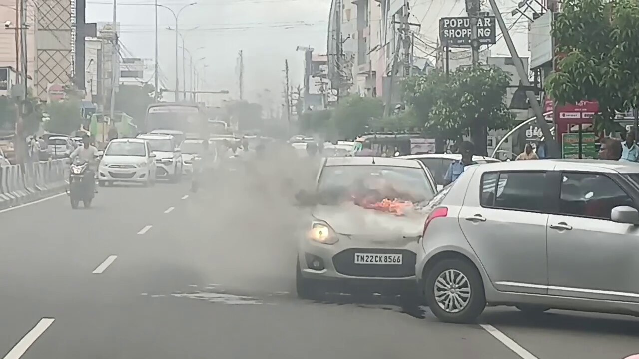 ஓடும் காரில் தீ விபத்து....உயிர் தப்பிய மூவர்...கரூரில் பரபரப்பு