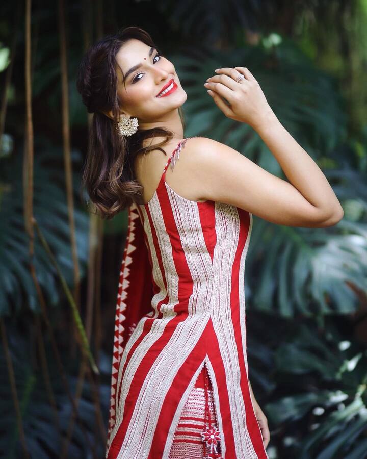 Going the desi and Punjabi way, Saiee looks incredibly pretty in a red and white striped cotton suit paired with a vibrant red dupatta. This ensemble is giving us major Punjabi vibes. (Image Source: Instagram/ Saiee M Manjrekar)