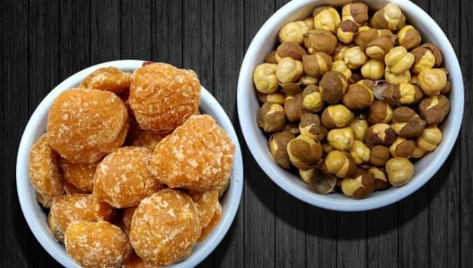 Roasted gram with Jaggery Benefits : वाढत्या वयानुसार आपल्याला आरोग्याच्या अनेक समस्या उद्भवतात, याकडे वेळीत लक्ष दिल्यास अनेक आजारांचा धोका टाळता येऊ शकतो.