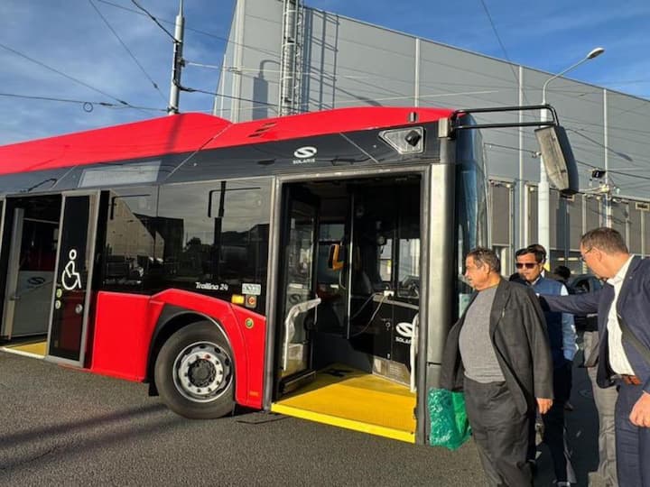 The World Road Congress is held every four years since the first World Road Congress organised in Paris in 1908. World Road Congress' agenda includes interactions with international organisations, industry representatives, academia, and other stakeholders to discuss various aspects of road transport and related issues.(Image: X/Nitin Gadkari)