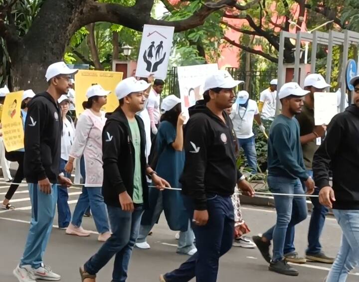 आंतरराष्ट्रीय ज्येष्ठ नागरिक दिनानिमित्त ज्येष्ठांच्या विविध समस्याबाबत जनजागृती करण्यासाठी पुण्यात एका रॅलीचे आयोजन करण्यात आले होते.