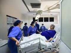 10 मिनट में महिला ने 6 बच्चों को दिया जन्म, एक तो इतना छोटा कि डॉक्टर की हाथ में समा गया