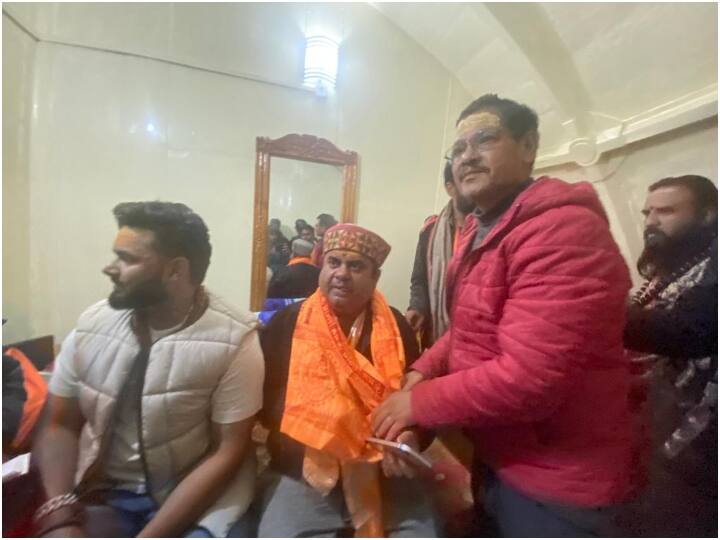 बता दें कि यात्रा के इस सीजन में बाबा केदार के दर्शन के भक्तों का हूजूम उमड़ रहा है. भक्तों लंबी लाइनें लग रही हैं.