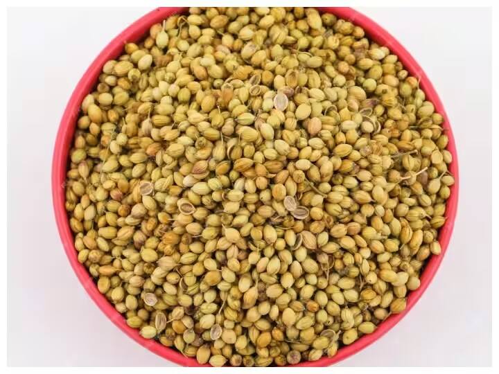 ધાણાનું પાણી પાચન ક્ષમતામાં વધારો કરે છે, વજન ઘટાડવામાં મદદ કરે છે, ત્વચા માટે ઉપયોગી છે અને શરીરમાંથી ઝેરી તત્વોને બહાર કાઢવામાં મદદ કરે છે. ચાલો જાણીએ કે ખાલી પેટે કોથમીરનું પાણી પીવાથી સ્વાસ્થ્યને શું ફાયદા થાય છે.