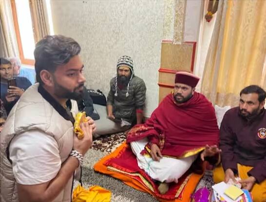 ਕ੍ਰਿਕਟਰ ਪੰਤ ਦਾ ਹੈਲੀਪੈਡ 'ਤੇ ਸ਼ਰਧਾਲੂਆਂ, ਪੁਜਾਰੀਆਂ ਅਤੇ ਮੰਦਰ ਕਮੇਟੀ ਦੇ ਕਰਮਚਾਰੀਆਂ ਨੇ ਸਵਾਗਤ ਕੀਤਾ।