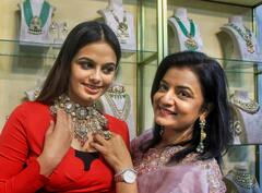 Gold Price Today : মঙ্গলে ঘরে বেঁধে রাখুন সৌভাগ্য, ঘরে তুলুন সোনা, কমল দাম