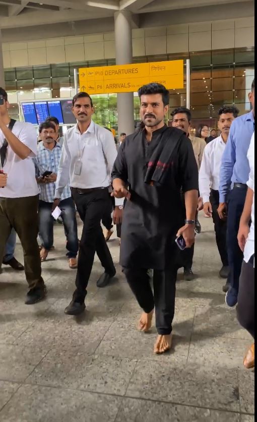 Ram Charan Spotted At Airport: एयरपोर्ट पर नंगे पांव दिखे Ram Charan, कंधे पर गमछा और ब्लैक कुर्ता पजामा में एक्टर के लुक से फैंस घायल