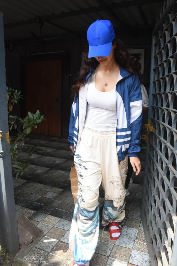 She sported a no-makeup look and accessorised with a cute pendant. (All Images: Manav Manglani)