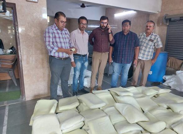 Inedible quantity seized from the godown of the dairy in Rajkot  Rajkot: રાજકોટવાસીઓ મીઠાઈ ખાતા પહેલા ચેતજો, 5 ટન અખાદ્ય મીઠા માવાનો જથ્થો ઝડપાયો