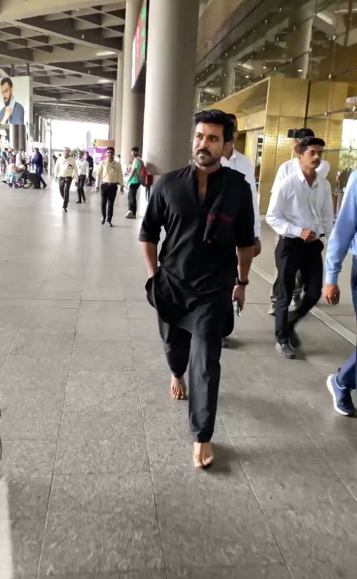 Ram Charan Spotted At Airport: एयरपोर्ट पर नंगे पांव दिखे Ram Charan, कंधे पर गमछा और ब्लैक कुर्ता पजामा में एक्टर के लुक से फैंस घायल